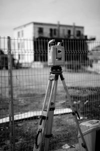 Station totale sur terrain