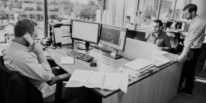 Trois à un bureau de travail