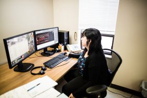 Femme assise devant un ordinateur à un bureau