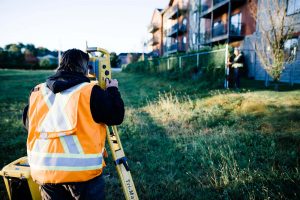 Arpenteur prenant les données d'un levé tel que construit