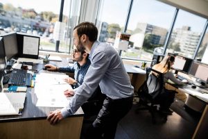 Deux géomètres de Denicourt regardant un plan