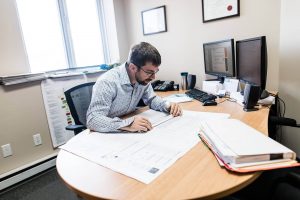 Un homme qui regarde un plan