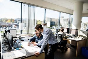 Trois géomètres de Denicourt regardant des plans