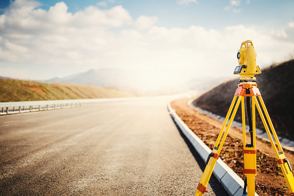 appareil d'arpentage sur une route asphaltée