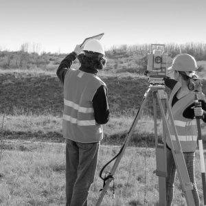 deux arpenteurs qui parlent sur un site de travail