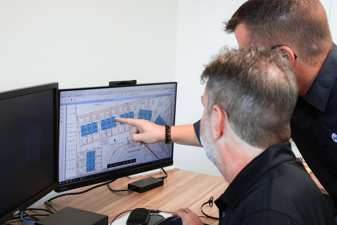Arpenteur-géomètre analysant un plan cadastral à l’écran